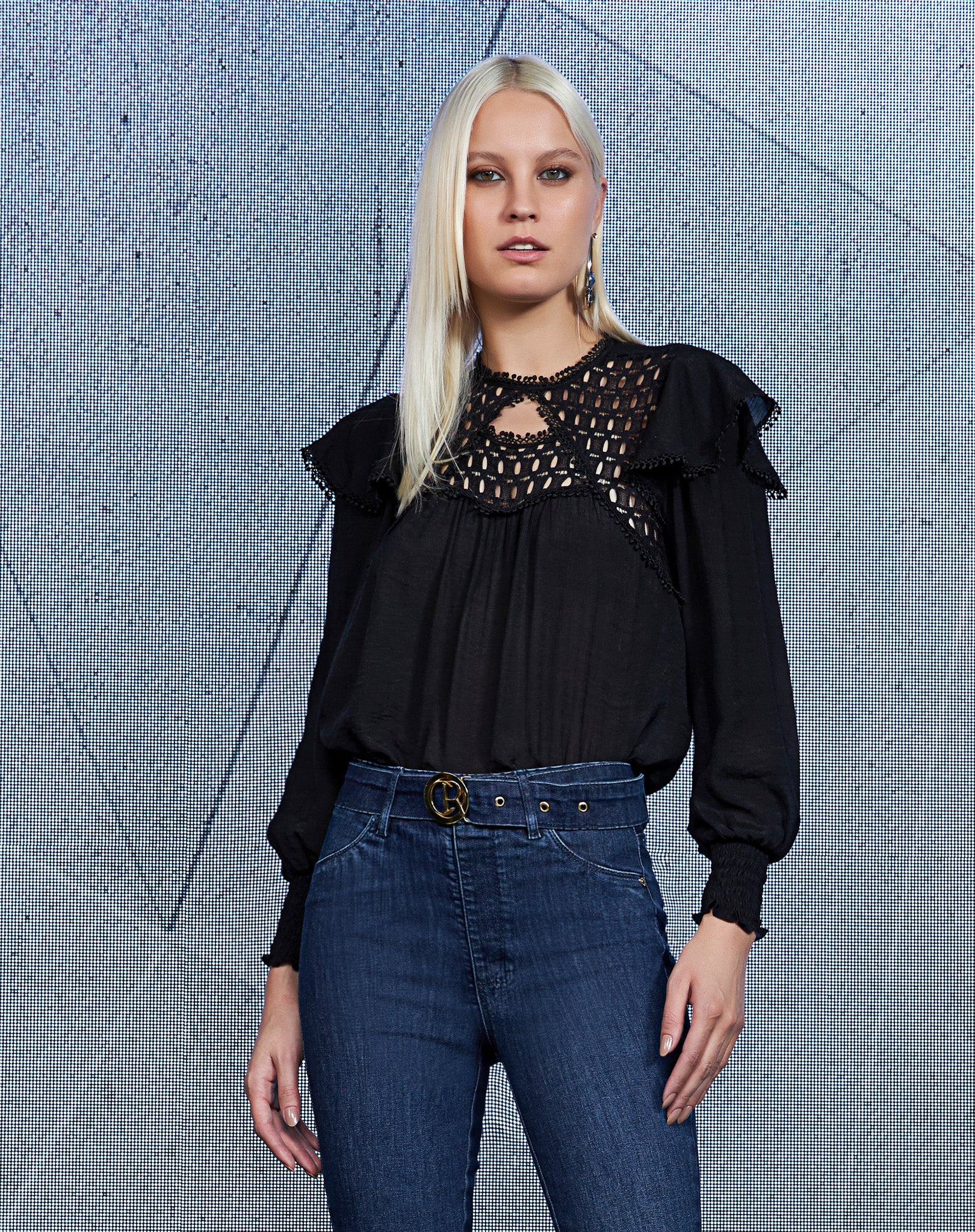 Blusa Manga Longa com Renda no Colo