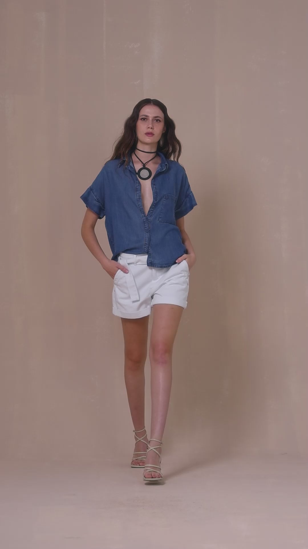 Short em Sarja com Detalhes Dourados