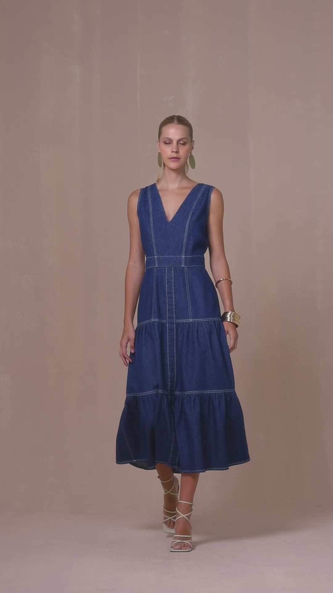 Vestido Jeans Midicom Saia em Camadas e Pesponto Contrastante