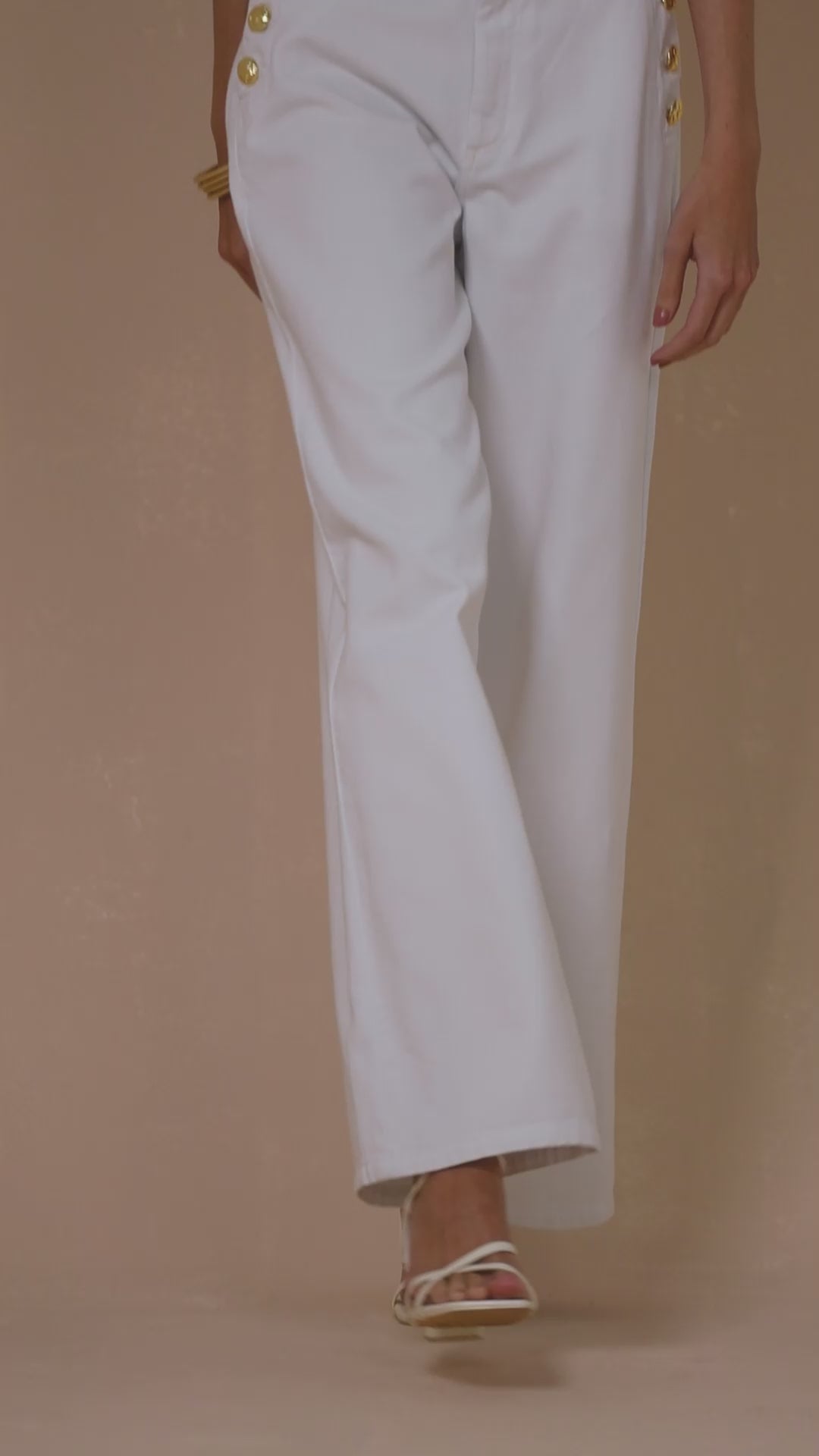 Calça Pantalona de Sarja e Botões Dourados