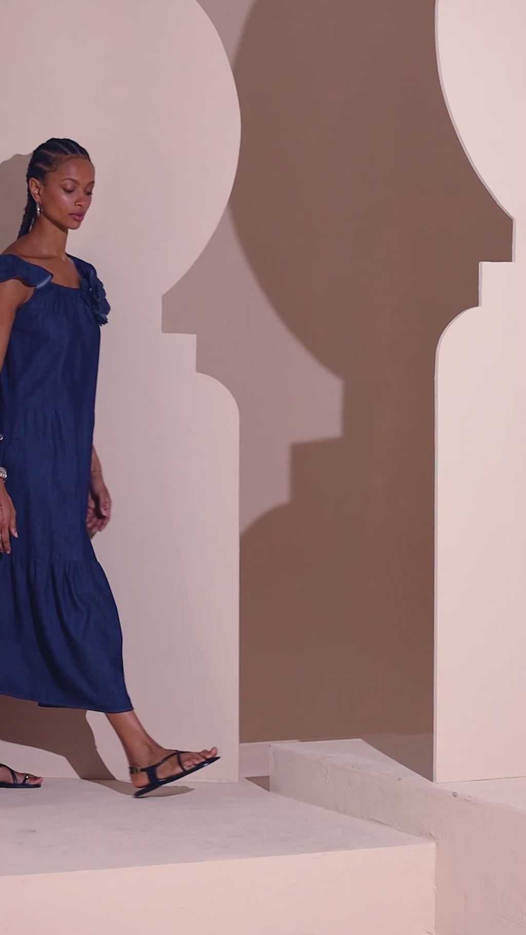 Vestido Jeans Midi com Manga Babado
