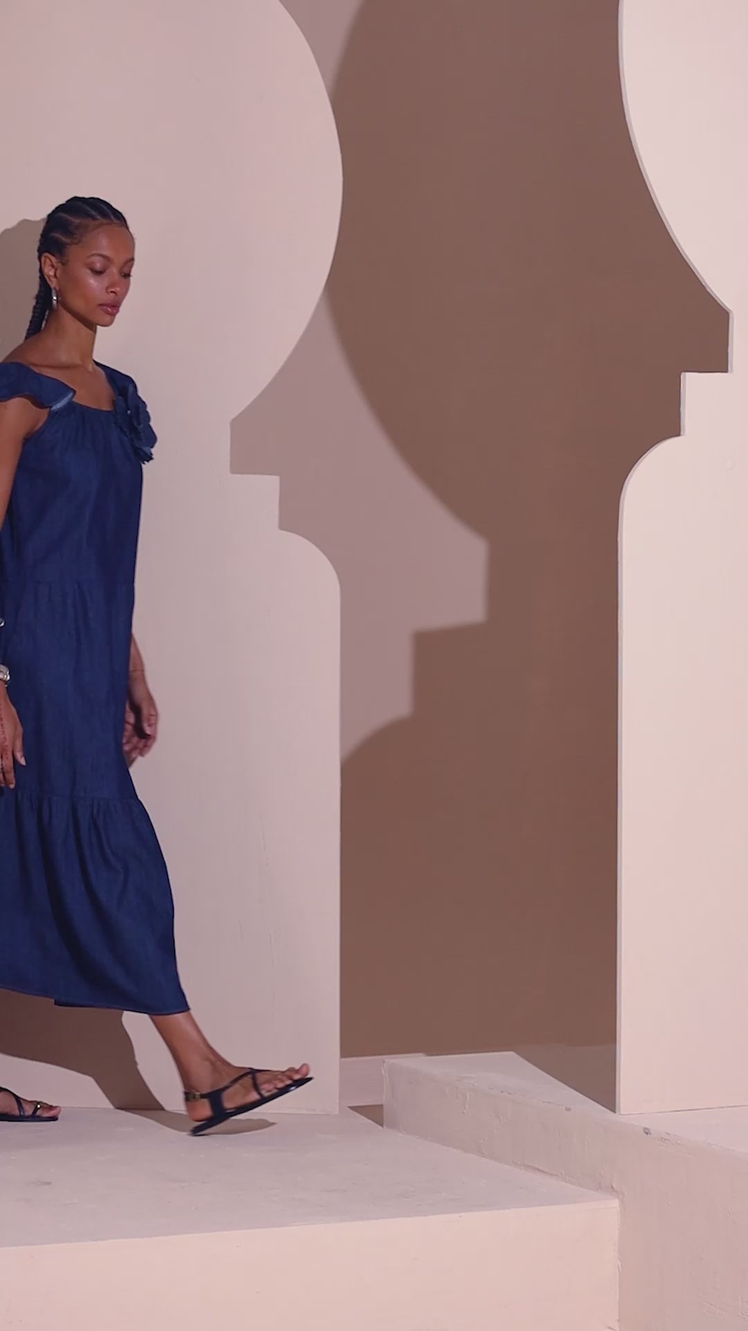 Vestido Jeans Midi com Manga Babado